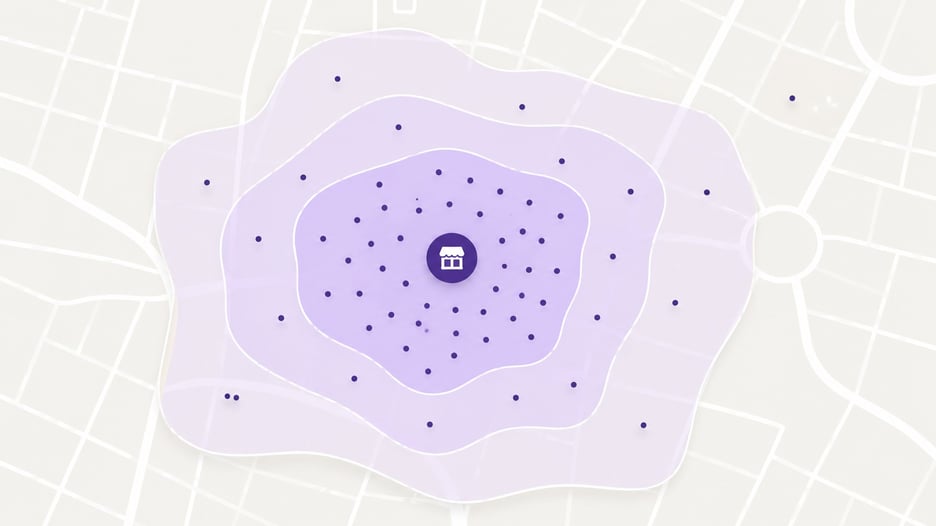 Ilustração de mapa visto de cima com uma loja no centro e três zonas concêntricas em lilás representando as áreas de influência primária, secundária e terciária pela concentração de clientes