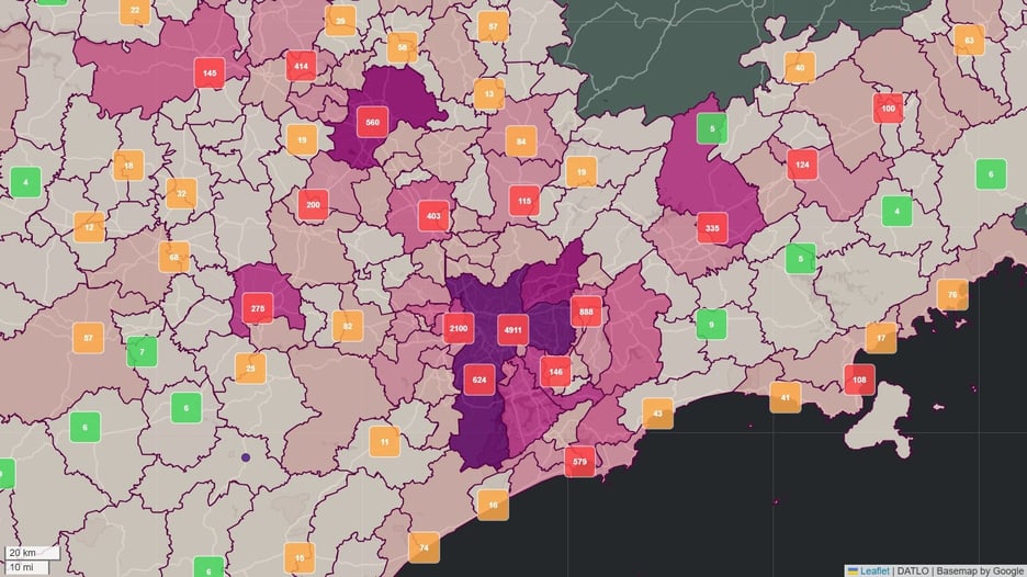 Mapa da plataforma Datlo com a distribuição de empresas por microrregião sobre a mancha de potencial de consumo: concentração alta no centro e regiões periféricas com poucas empresas, tornando visível no território o mercado não coberto de uma operação