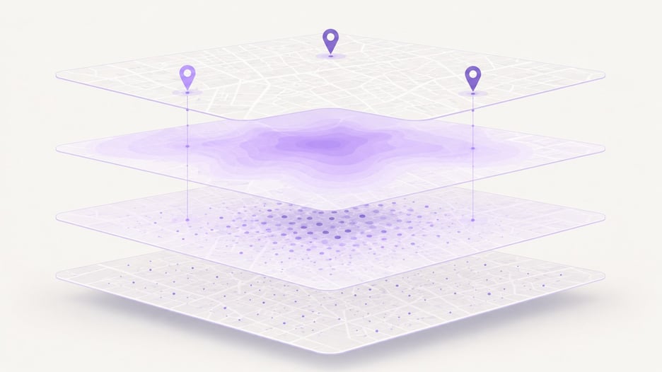 Ilustração de quatro camadas de dados geográficos empilhadas sobre um mapa de cidade, dos pontos brutos na base aos marcadores de decisão no topo, representando como a inteligência geográfica transforma dado em decisão