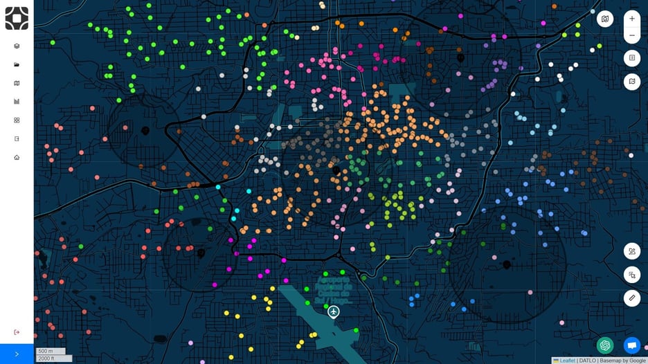Mapa urbano com empresas coloridas por categoria de estabelecimento e raios de análise, mostrando novos segmentos de cliente no território, na plataforma da Datlo