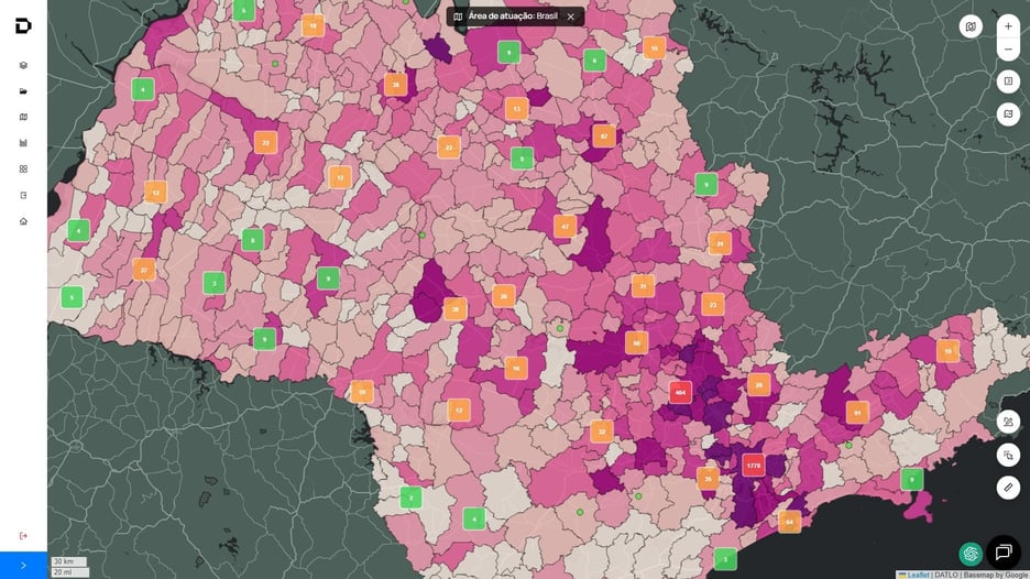 Mapa do estado de São Paulo colorido por potencial de consumo de cada município, com a contagem de unidades por região sobreposta, na plataforma da Datlo