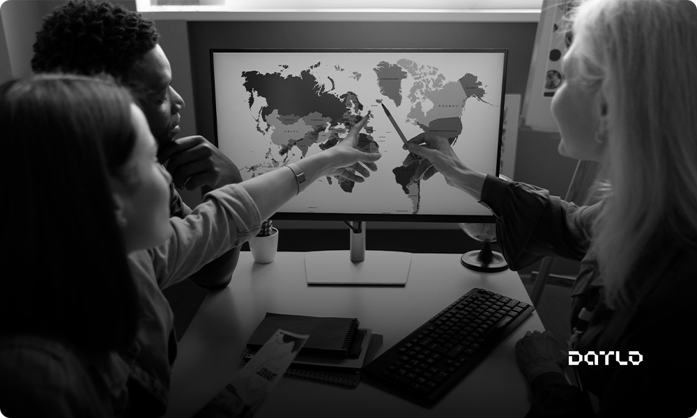 analistas-de-inteligencia-de-mercado-visualizando-mapa-de-expansao-territorial-na-tela-de-um-computador